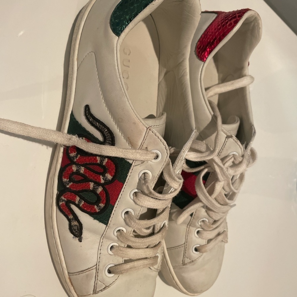 Gucci shoes men’s size 6.5. I am a women’s 9.5 and they fit me a little small.